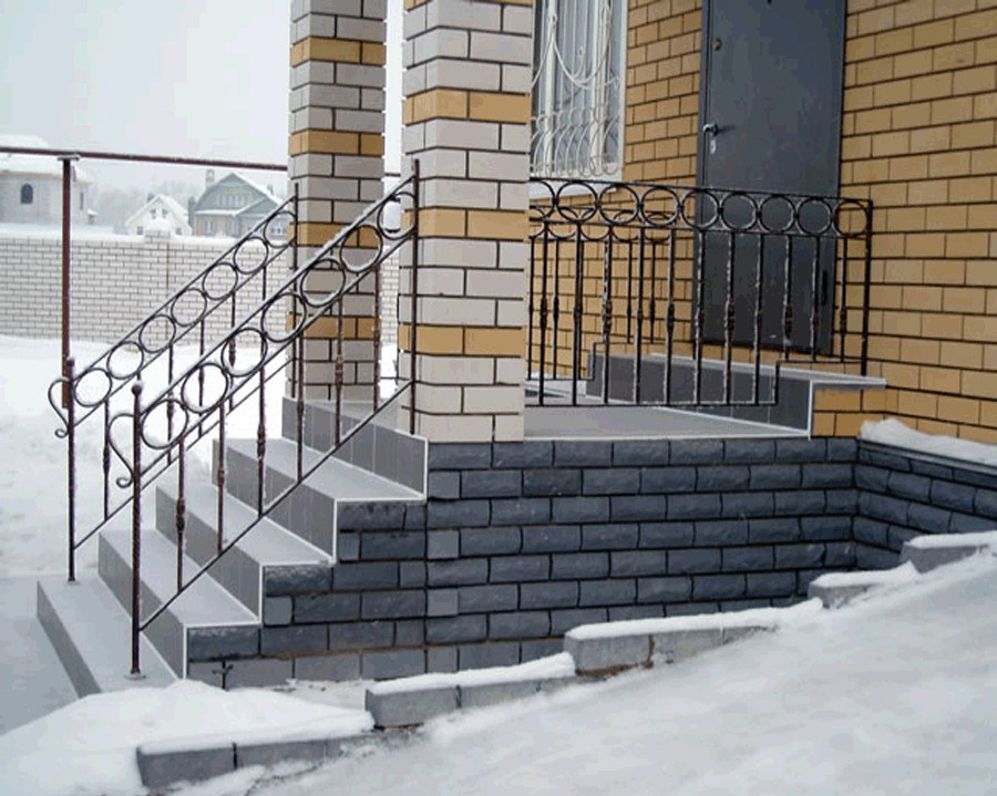 Бетонное крыльцо с перилами