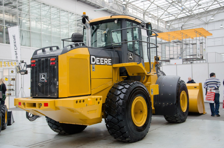 Фронтальный погрузчик John Deere 724K Фронтальный погрузчик John Deere 724K
