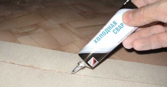 Нанесение холодной сварки на линолеум
