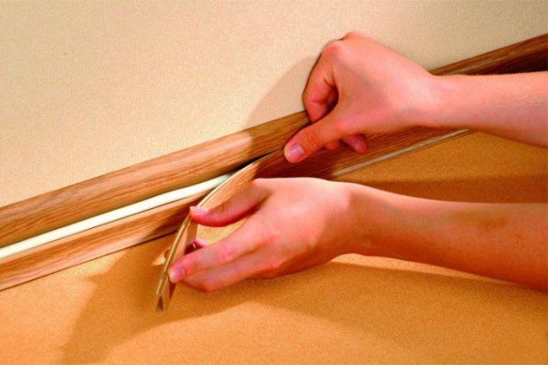 Укладка кабеля в пластиковый плинтус Укладка кабеля в пластиковый плинтус