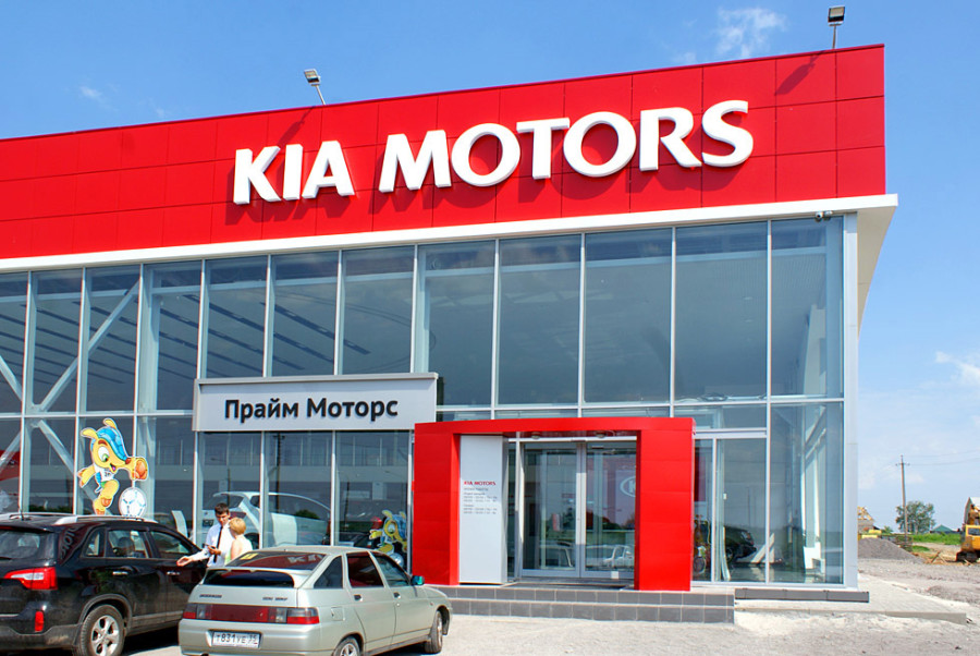 Входная группа автосалона из стекла