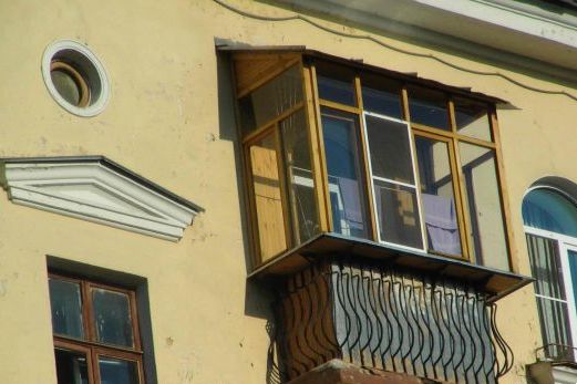 Выносное остекление балкона с деревянным профилем